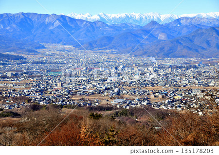 俯瞰上田市中心和北阿爾卑斯山脈（長野縣上田市）[2026.1] 135178203
