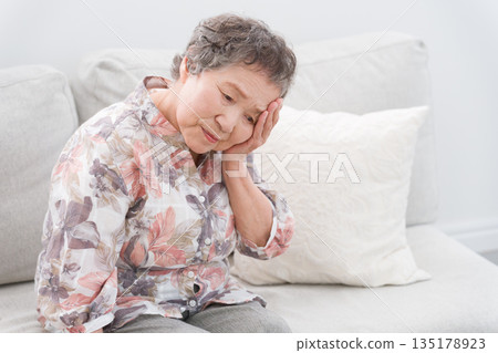 一位八十多歲的老婦人頭痛 一位八十多歲的老婦人頭痛 135178923
