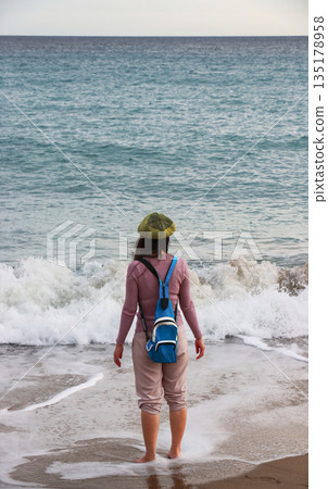 女子在海邊欣賞大海 135178958