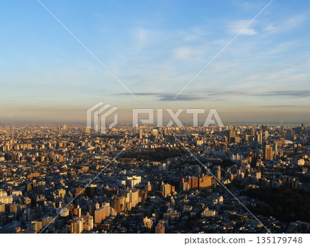 從池袋眺望，夕陽西下，文京區巢鴨、台東區上野以及東京晴空塔一帶盡收眼底。 135179748