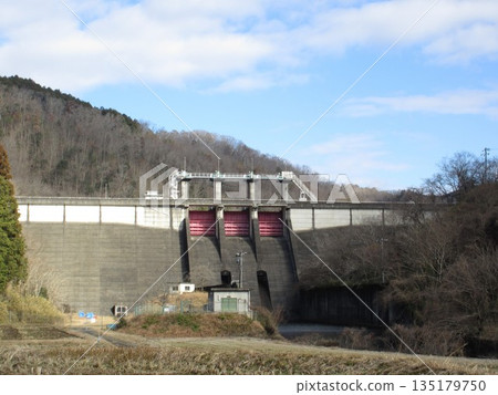 久賀水壩（岡山縣管理的防洪、灌溉用水和發電用重力混凝土水壩） 135179750