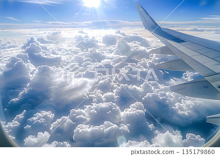 從飛機舷窗望出去，可以看到茫茫雲海和蔚藍的天空。 135179860