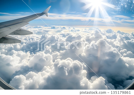 從飛機舷窗望出去，可以看到茫茫雲海和蔚藍的天空。 135179861