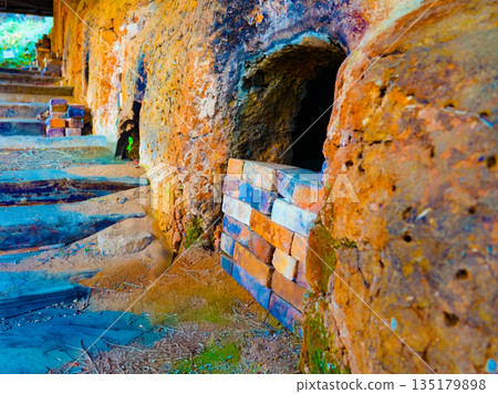 Pottery kiln - ceramic baking facility, korean traditional pottery kiln Pottery kiln - ceramic baking facility, korean traditional pottery kiln 135179898