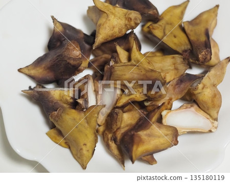 可食用植物：煮熟的荸薺 135180119