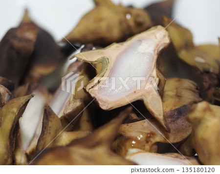 可食用植物：煮熟的荸薺 135180120