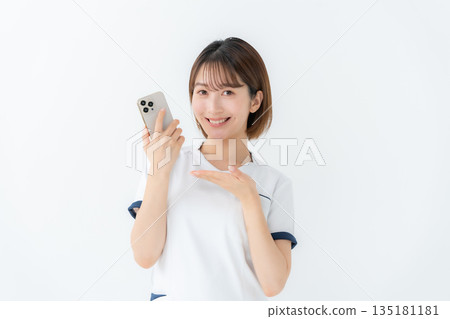 女性制服護理師醫療智慧型手機 女性制服護理師醫療智慧型手機 135181181