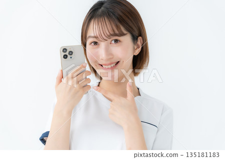 女性制服護理師醫療智慧型手機 135181183