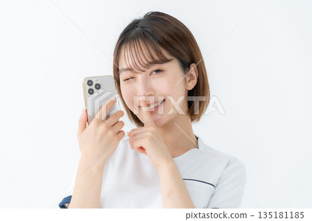 女性制服護士醫療智慧型手機秘密 135181185