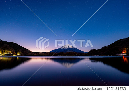 (Yamanashi Prefecture) Mount Fuji seen from Lake Shoji under a starry sky 135181783