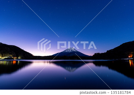 (Yamanashi Prefecture) Mount Fuji seen from Lake Shoji under a starry sky 135181784