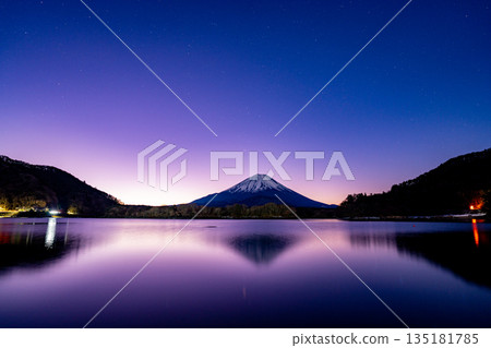 (Yamanashi Prefecture) Mount Fuji seen from Lake Shoji under a starry sky 135181785
