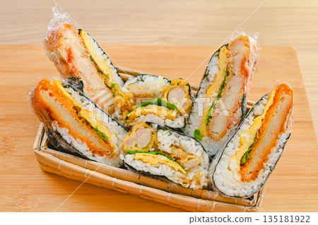 裝在籃子裡的飯糰 135181922