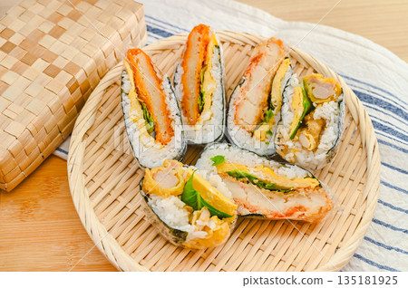 飯糰放在漏杓上 135181925