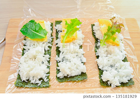 Making onigirazu 135181929