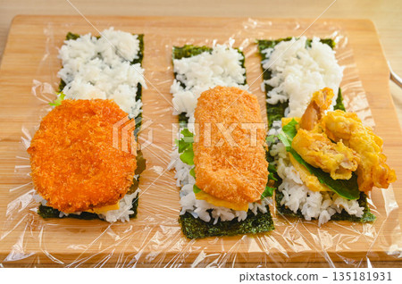 製作體積龐大的飯糰 135181931