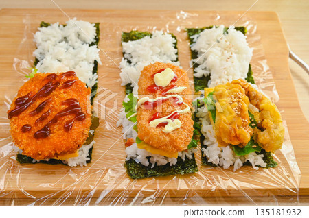 Making voluminous onigirazu rice balls Making voluminous onigirazu rice balls 135181932