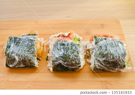 Making voluminous onigirazu rice balls 135181933