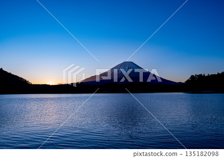 （山梨縣）日出時分從精進湖眺望富士山 135182098