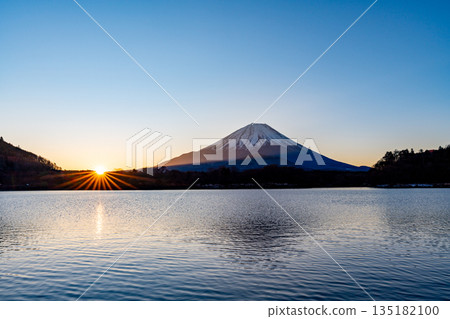 (山梨縣)日出時分從精進湖眺望富士山 (山梨縣)日出時分從精進湖眺望富士山 135182100