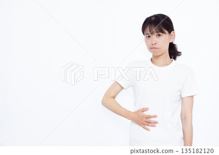 一個女人傷肚子 135182120