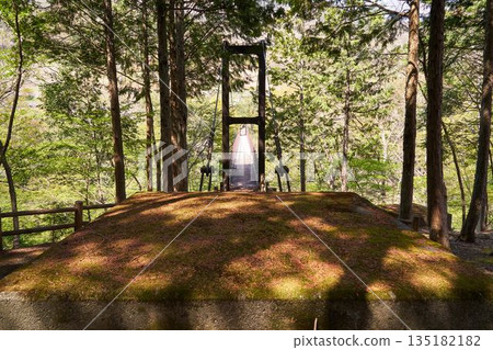 山梨縣道志村野原懸索橋的錨塊 山梨縣道志村野原懸索橋的錨塊 135182182