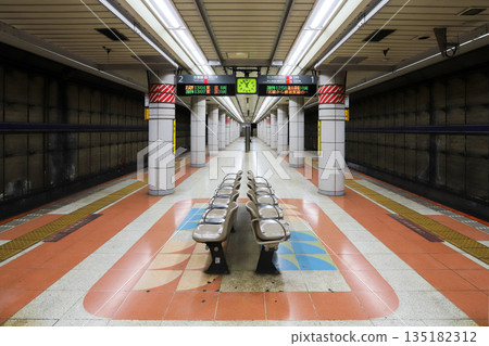 京葉線越中島站地下月台上的長椅 京葉線越中島站地下月台上的長椅 135182312