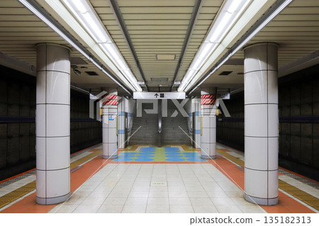 從京葉線越中島站地下月台通往出口的樓梯 從京葉線越中島站地下月台通往出口的樓梯 135182313