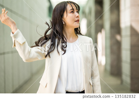 一個刷頭髮的女人 135182832