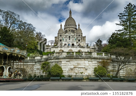 Basilica Sacre Coeur On Montmartre Hill In The City Of Paris In France Basilica Sacre Coeur On Montmartre Hill In The City Of Paris In France 135182876
