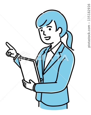 一位面帶微笑的女性手持平板電腦，身穿制服，提供指導、接待、醫療護理和照顧服務。 135182916