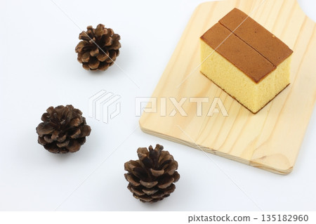 一張甜美的卡斯蒂拉蛋糕的照片,非常適合下午茶。 一張甜美的卡斯蒂拉蛋糕的照片,非常適合下午茶。 135182960