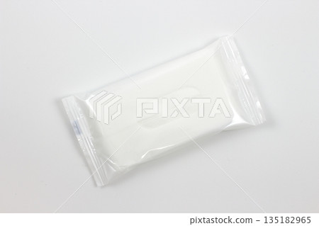 簡單易用的濕紙巾 135182965