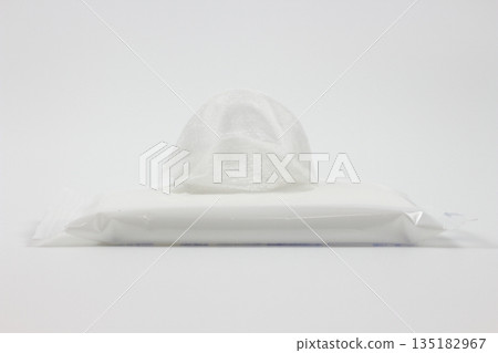 濕紙巾的紋理放置在白色背景上 135182967