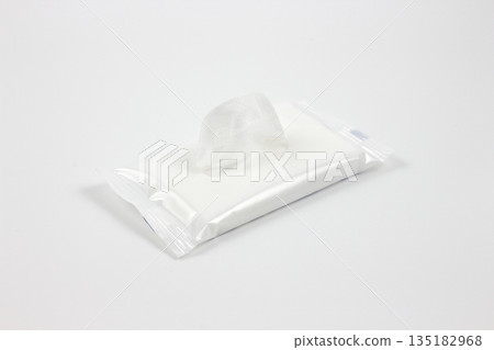 一張乾淨的濕紙巾被抽了出來 135182968