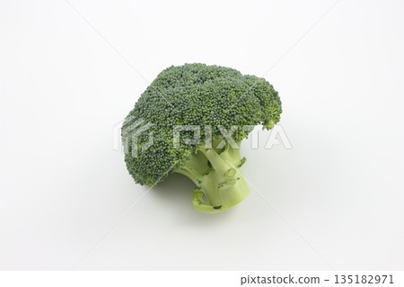 一張西蘭花的照片，象徵健康飲食 135182971