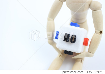 一個繪畫玩偶的形象,流露出消極的態度 一個繪畫玩偶的形象,流露出消極的態度 135182975