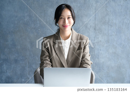 在辦公室使用筆記本電腦的女人 在辦公室使用筆記本電腦的女人 135183164