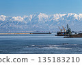 立山山脈和貨船 135183210