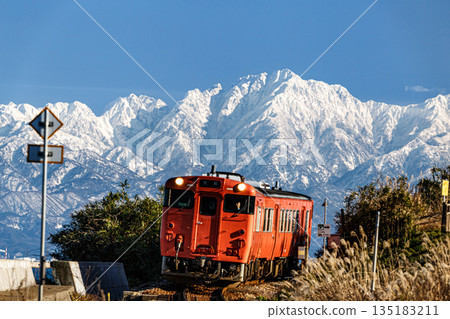 以立山山脈為背景跑步 以立山山脈為背景跑步 135183211