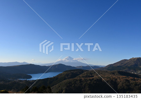 Late autumn in Hakone: Lake Ashi and the sacred Mount Fuji 135183435