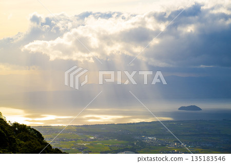 山間雲景與日落 135183546