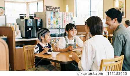 一家人在家庭餐廳用餐 135183610