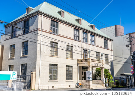 京都市考古博物館（專門收藏考古文物的博物館）展出市內埋藏的文化遺產（旨在發掘、研究和保護文化遺產）。 135183634