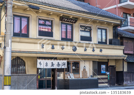 京都西陣本家玉壽軒（一家因與寺廟交流而發展起來的著名店鋪）——一家歷史悠久的日本點心店，出售著名的「紫野」點心。 135183639