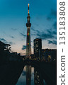 東京晴空塔的夜景在日落時分的天空中染上了迷人的色彩。 135183808