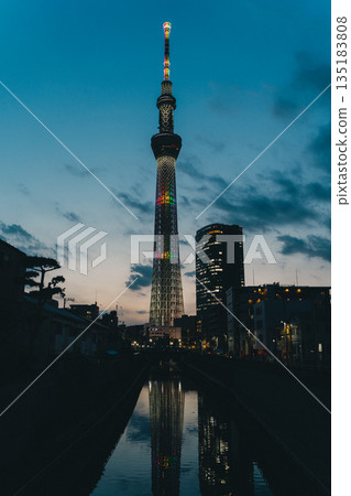 東京晴空塔的夜景在日落時分的天空中染上了迷人的色彩。 135183808