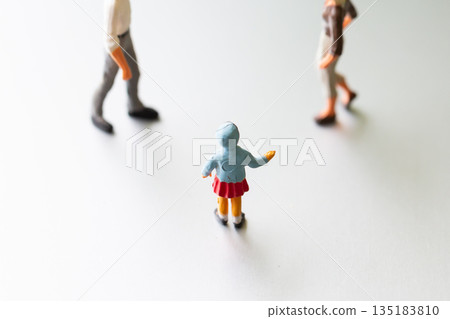 男女面對面站在一個迷你孩子麵前 父母 親子監護權 離婚圖片 135183810