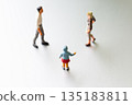男女面對面站在一個迷你孩子麵前 父母 親子監護權 離婚圖片 135183811
