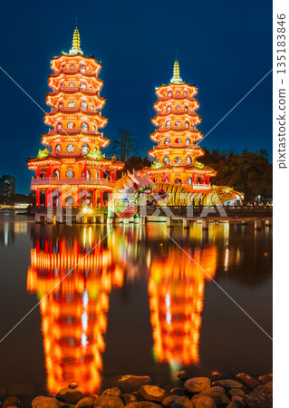 台灣高雄荷花池在晚上 135183846